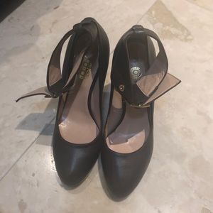 Brown pumps with ankle strap by “8”. Made in Italy